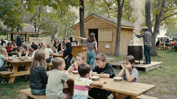 Activités éducatives à la cabane à sucre : idées ludiques et pédagogiques pour toute la famille